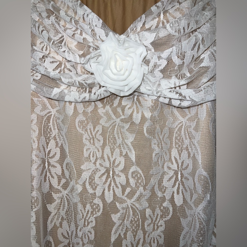 Elegant White Lace Dress - Picture 3 of 4